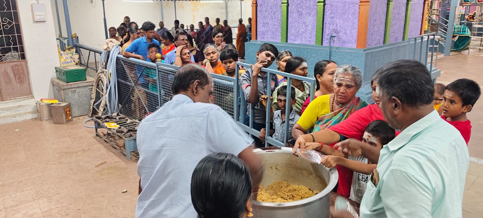 பிரதோஷம் தினங்களில் அன்னதானம் வழங்கப்ப டும்
